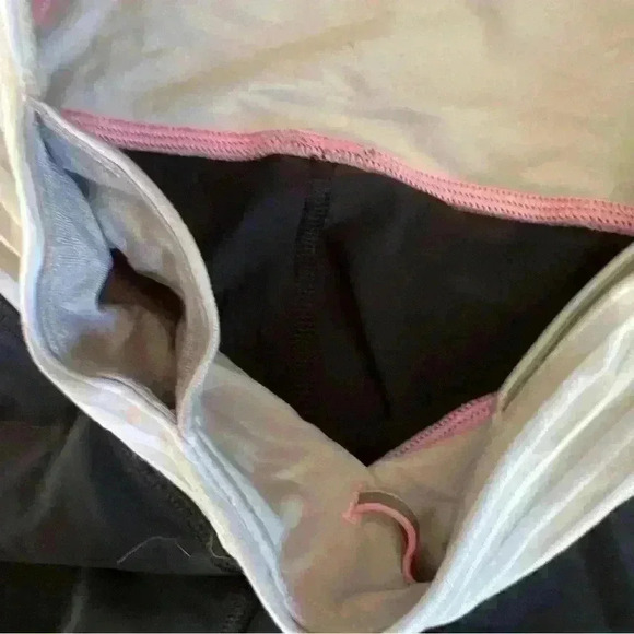 Women's Lululemon black with striped band Capri cropped Leggings size 6 euc - Picture 3 of 7